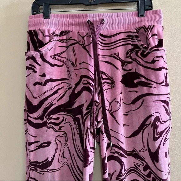 LuLaRoe Cozy Crystal Velour Crop Capri Pants Sz Med Solid Pink Magenta Swirl - Picture 2 of 10